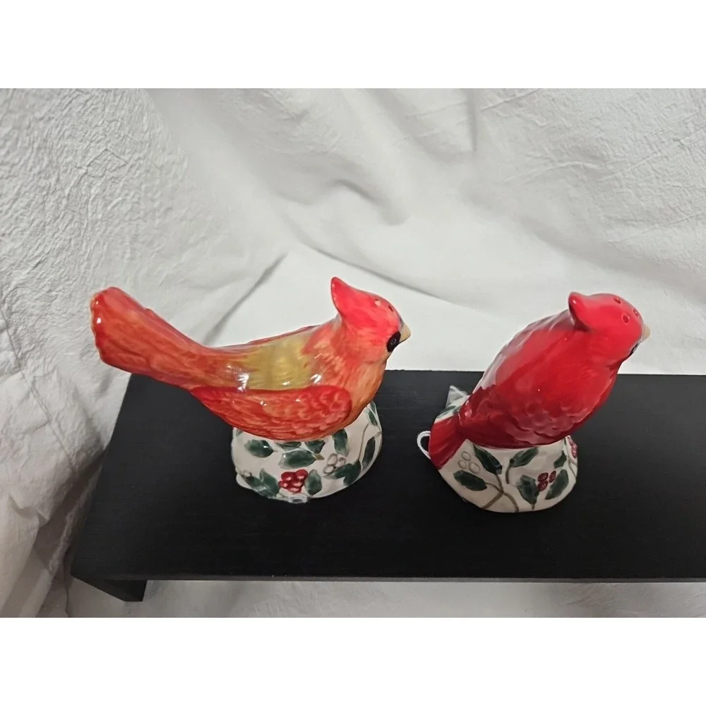 Pfaltzgraff Winterberry‎ RED CARDINAL SALT AND PEPPER SET